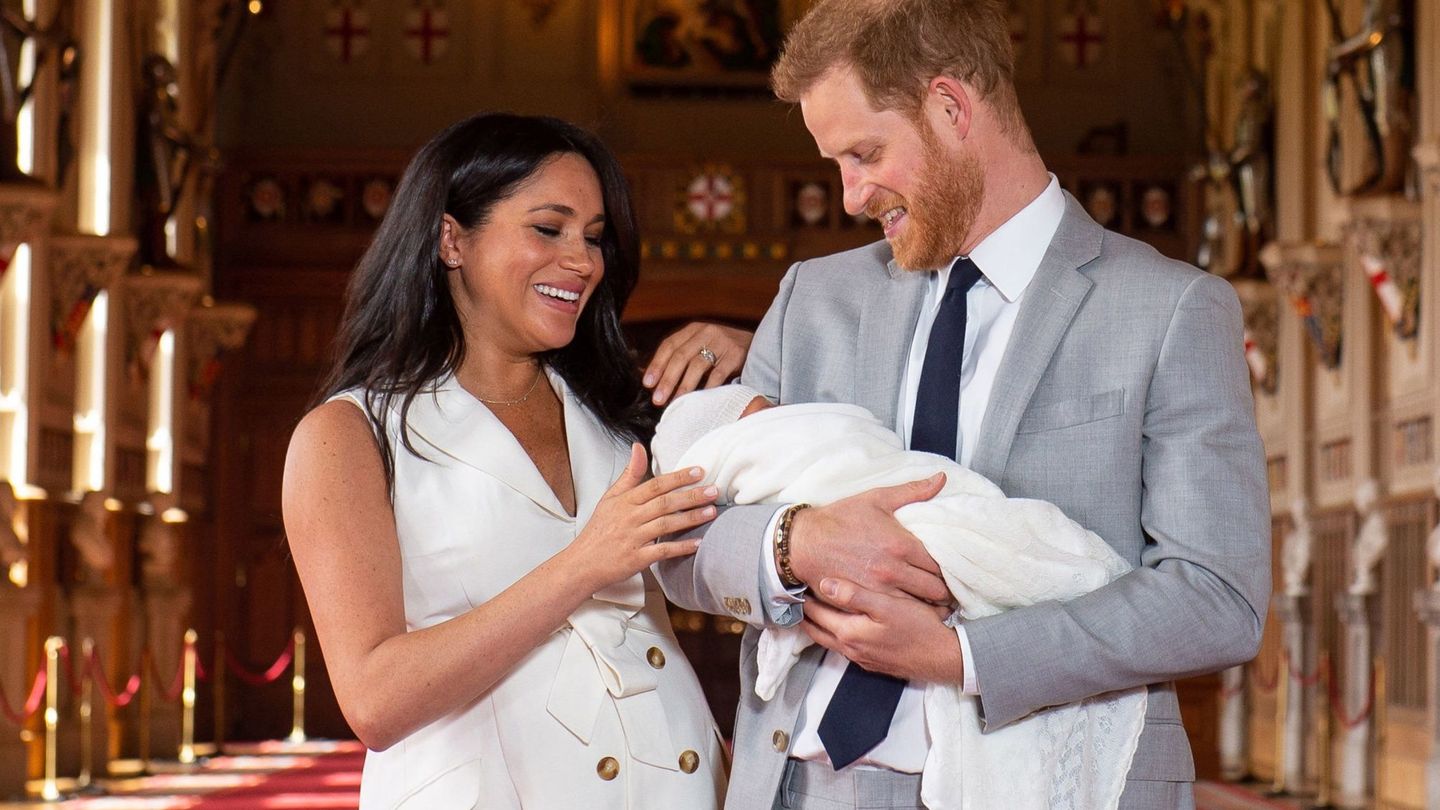 El príncipe Enrique y Meghan posan junto a su recién nacido en Windsor. (EFE)