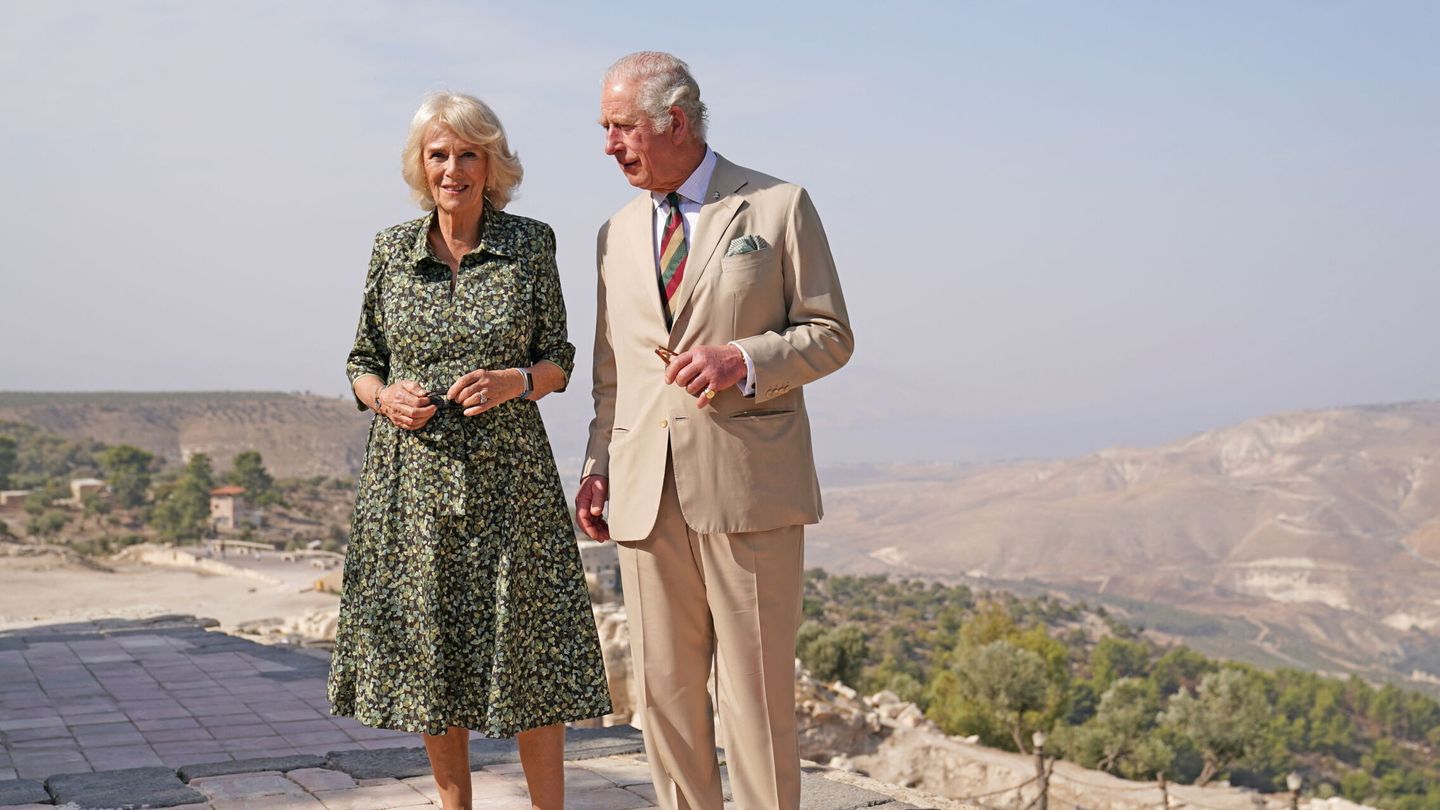 El entonces príncipe Carlos y Camila, durante un viaje a Jordania en 2021. (Reuters)
