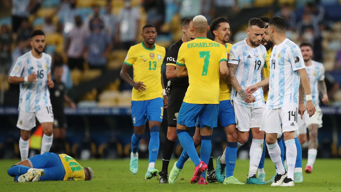 El partido estuvo marcado por la agresividad de ambos equipos. (Reuters)