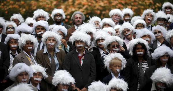 Foto: Gente disfrazada de Albert Einstein. (Reuters)