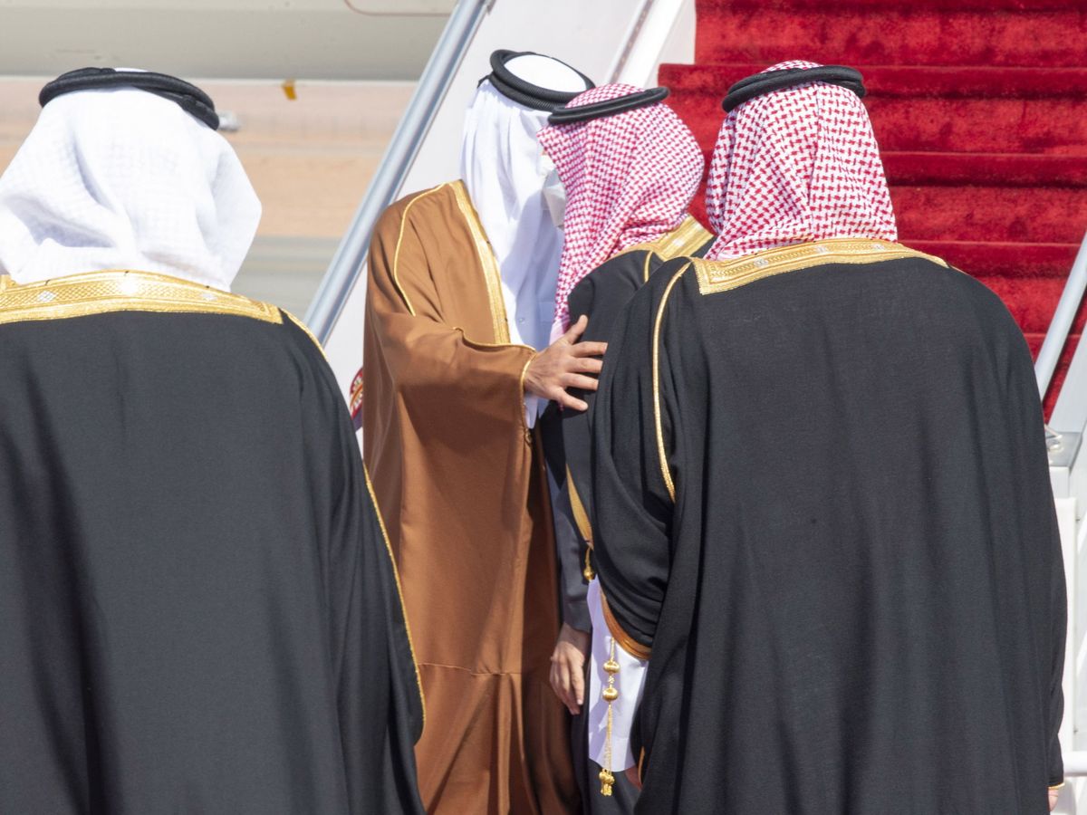 Foto: El emir de Qatar, Tamim bin Hamad al Thani (izq.), y el príncipe heredero de Arabia Saudí, Mohamed bin Salman, se abrazan a la llegada del primero al reino para la cumbre del Consejo de Cooperación del Golfo (CCG).
