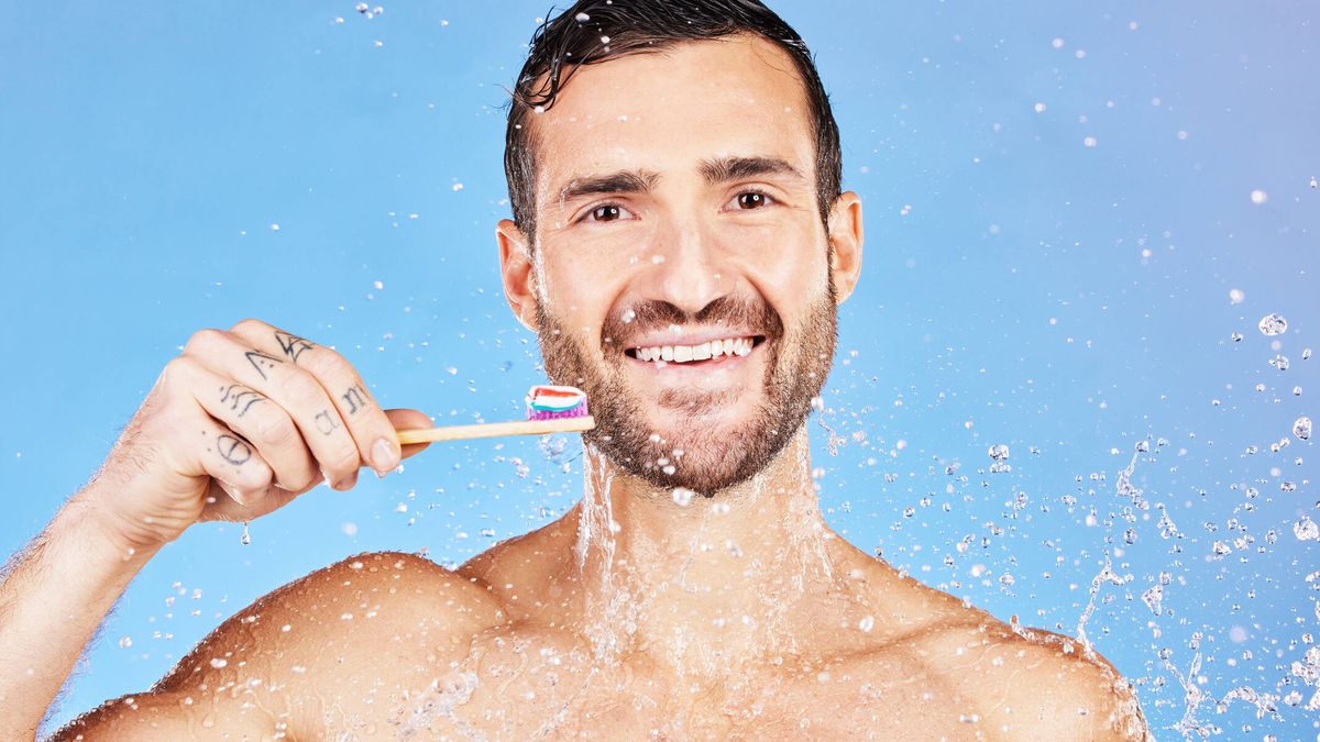 Cepillarse los dientes en la ducha: ¿una opción más o un mal hábito? Estos dicen los expertos