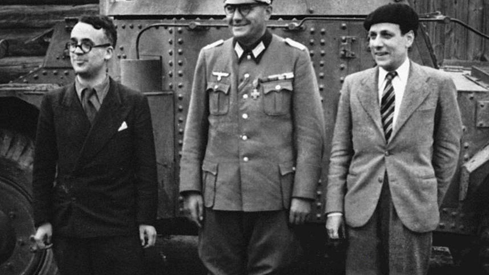 Foto: El escritor Robert Brasillach, a la izquierda, posando con Jacques Doirot y Claude Jeanet en torno a 1943