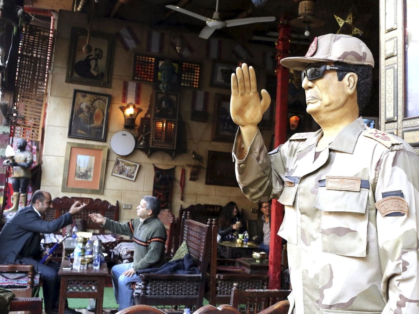 Una estatua del Presidente Al Sisi en una cafetería de El Cairo, en enero de 2016 (Reuters)