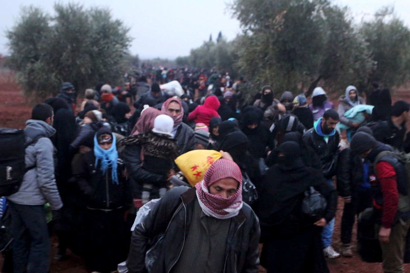 Sirios avanzan hacia la frontera turca huyendo del ISIS en el área de Al-Bab, el 23 de enero de 2016 (Reuters).