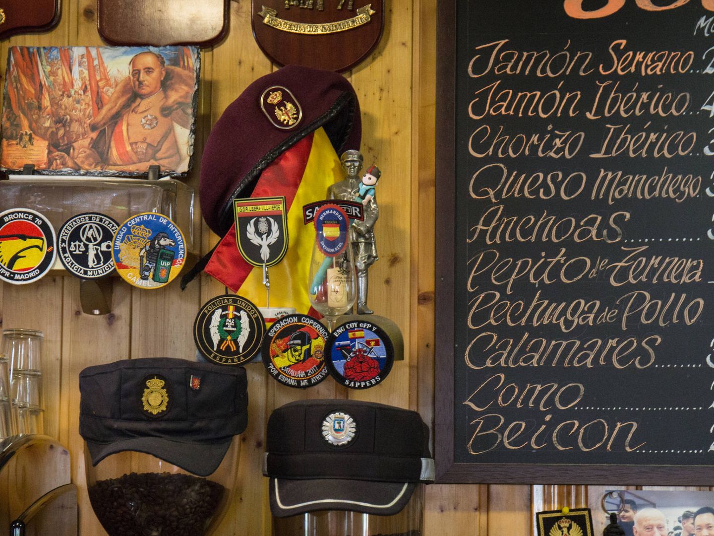 El bar Oliva está repleto de motivos de las fuerzas de seguridad del Estado. (D. B.)