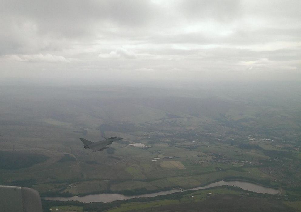 Foto: Imagen desde el interior del avión donde se puede ver el caza (Foto: Twitter: @JoshHartley_)