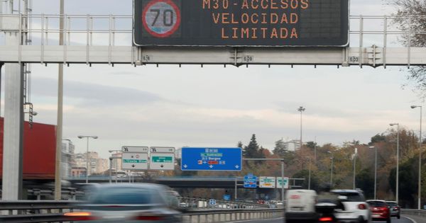 Foto: Un cartel en la M-30 informa del límite de velocidad a 70 Km/h, debido a la alta contaminación de dióxido de nitrógeno. (EFE)