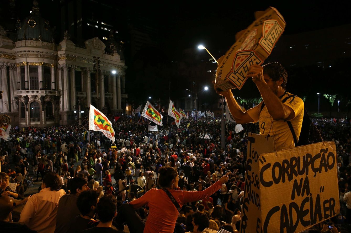 Protestas contra el presidente de Brasil, Michel Temer, en la avenida Río Branco, la calle céntrica de Río de Janeiro (Brasil). (EFE)
