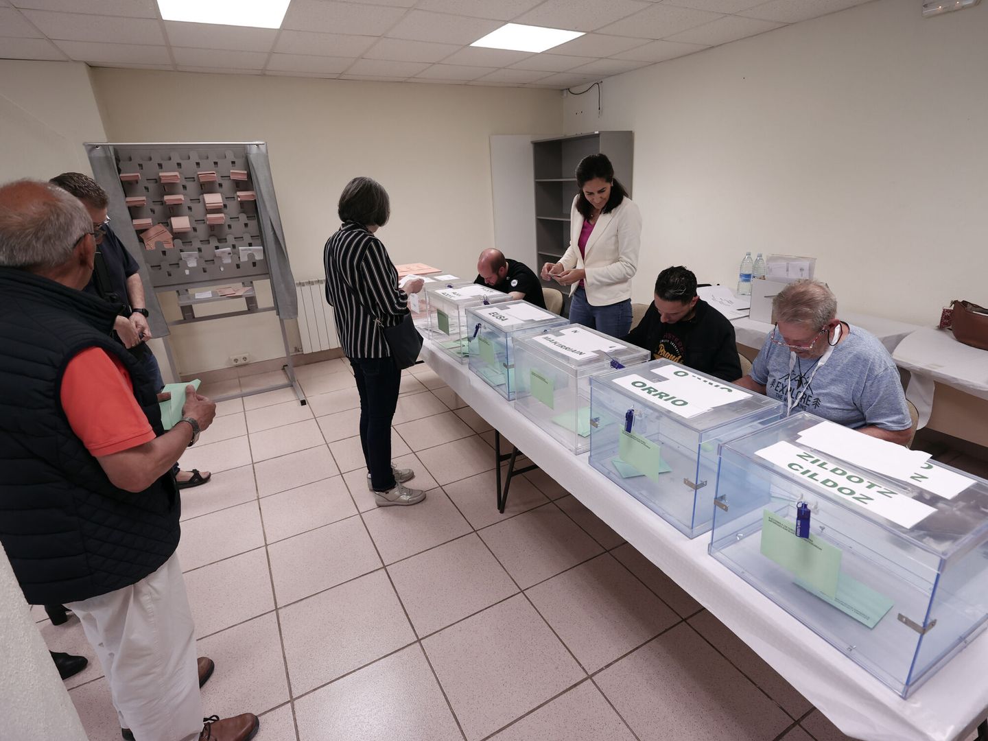 Votación de varias personas en un colegio electoral de la localidad de Arre este domingo donde en Navarra. (EFE /Jesús Diges)