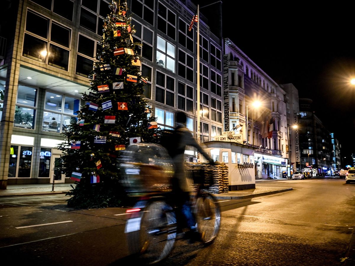 Foto: Un árbol de Navidad en el centro de Berlín. (EFE)