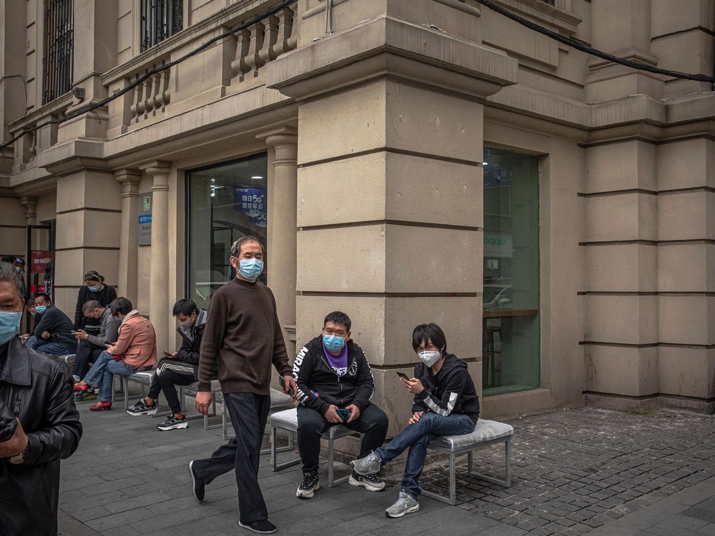 Gente en las calles de Wuhan. (Reuters)