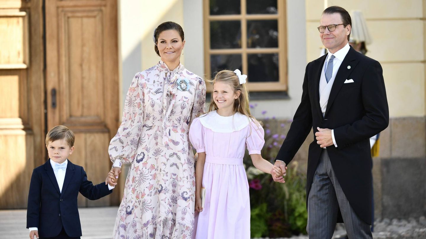 Victoria de Suecia con su marido y sus dos hijos. (CP)
