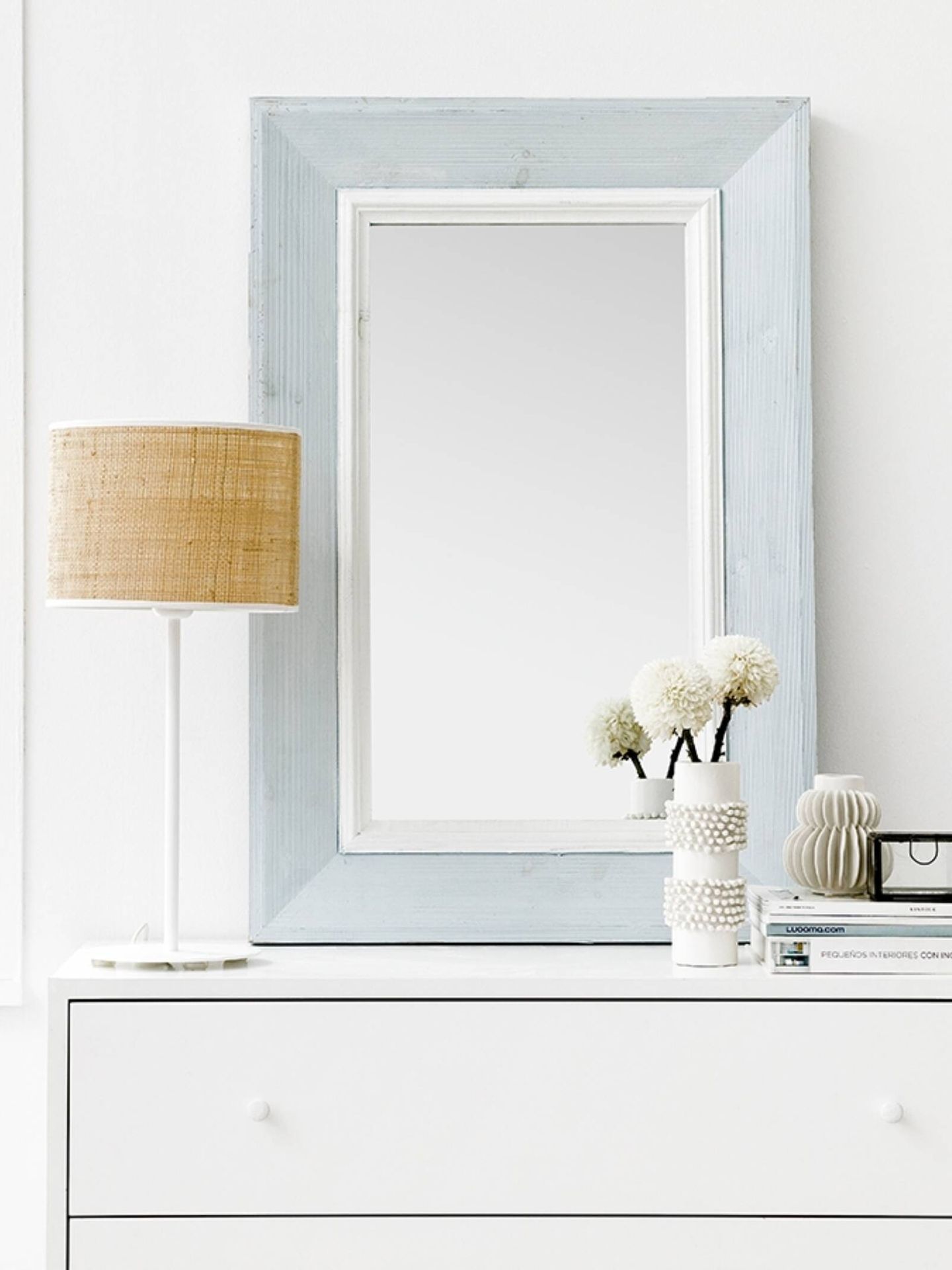 Con este espejo introduces colores pastel en tu dormitorio. (Cortesía/Kenay Home)