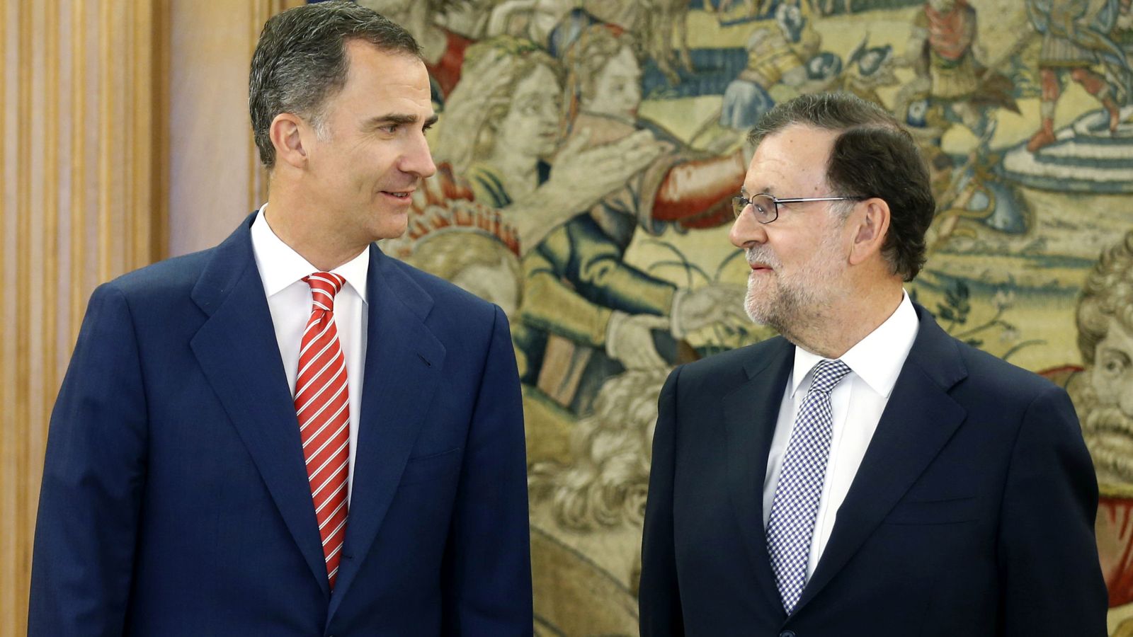 Foto: El Rey Felipe VI recibe al presidente del Gobierno en funciones, Mariano Rajoy (d), en el Palacio de la Zarzuela en la tercera jornada de su nueva ronda de consultas. (EFE)