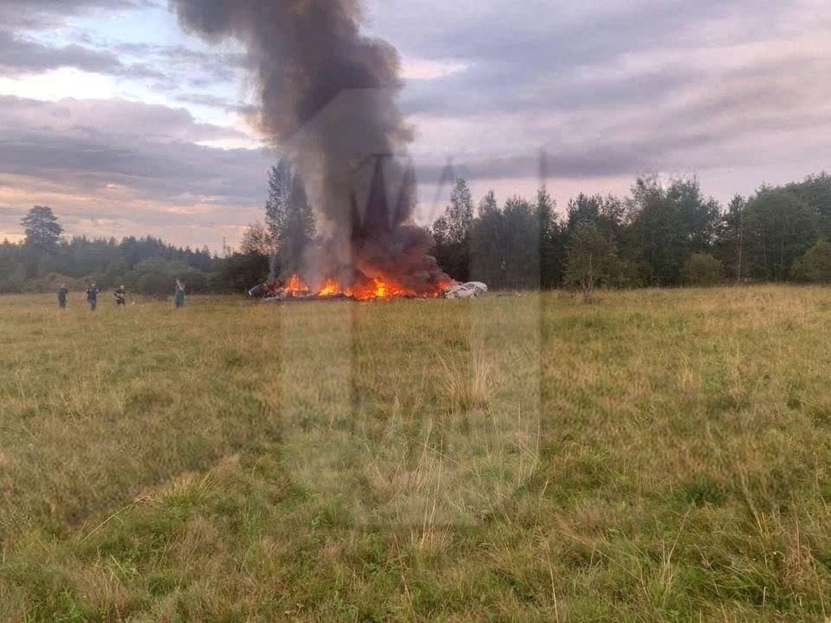 Foto: Escena del avión siniestrado en el que viajaba Prigozhin, en la región de Tver, Rusia. (Ostorozhno Novosti)