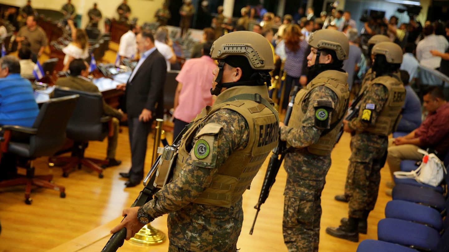 Militares hacen guardia en el Salón Azul del Palacio Legislativo (EFE)