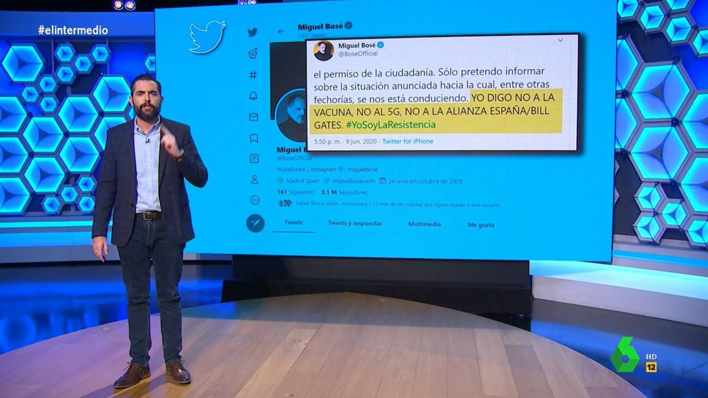 Dani Mateo, analizando los tuits de Miguel Bosé. (Atresmedia)