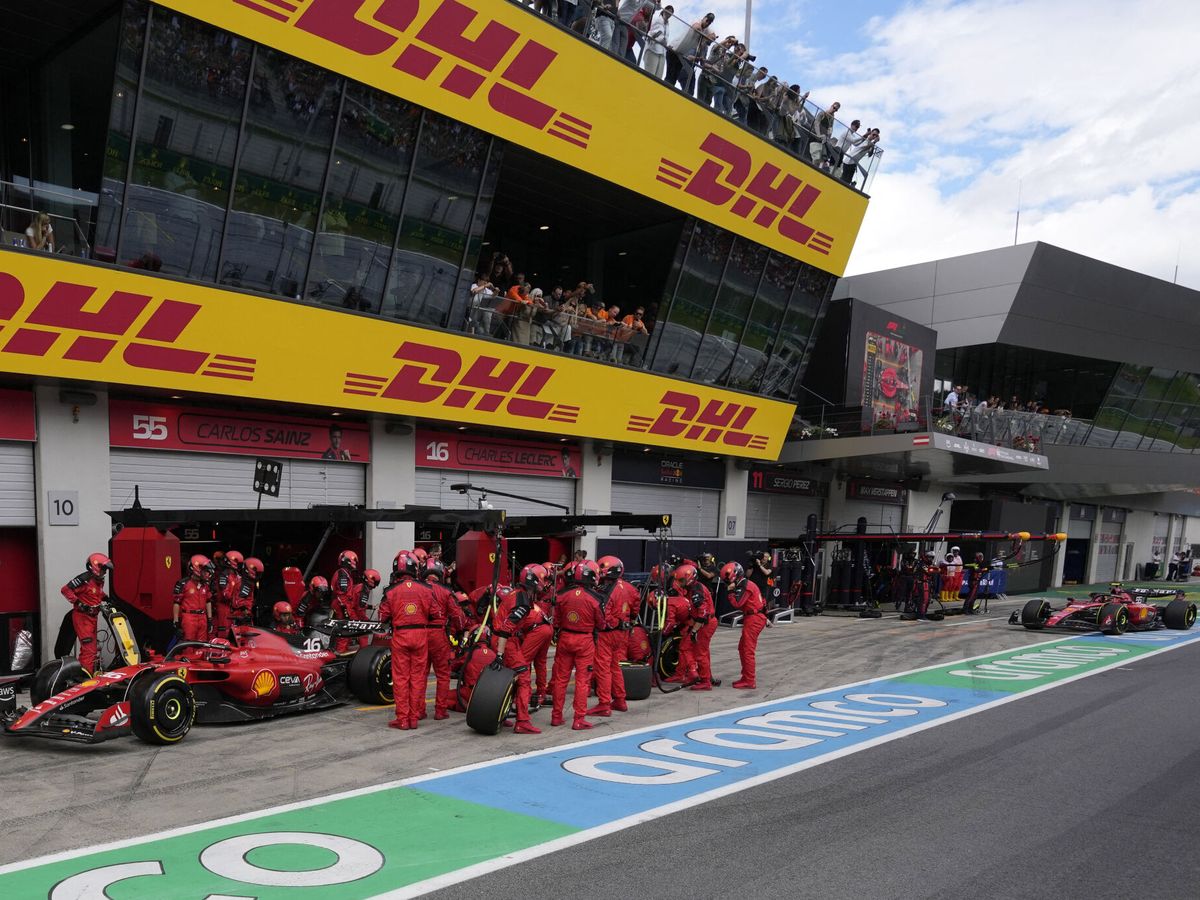 Foto: La doble parada caótica de Ferrari. (Reuters/Darko Vojinovic)