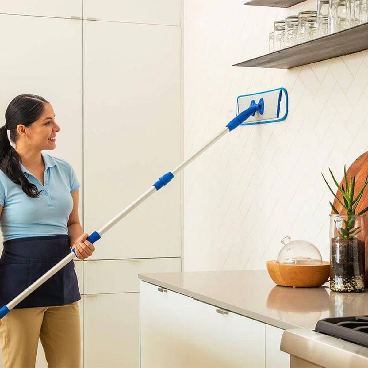 El truco viral de una 'tiktoker' para dejar los azulejos de la cocina y el  baño relucientes
