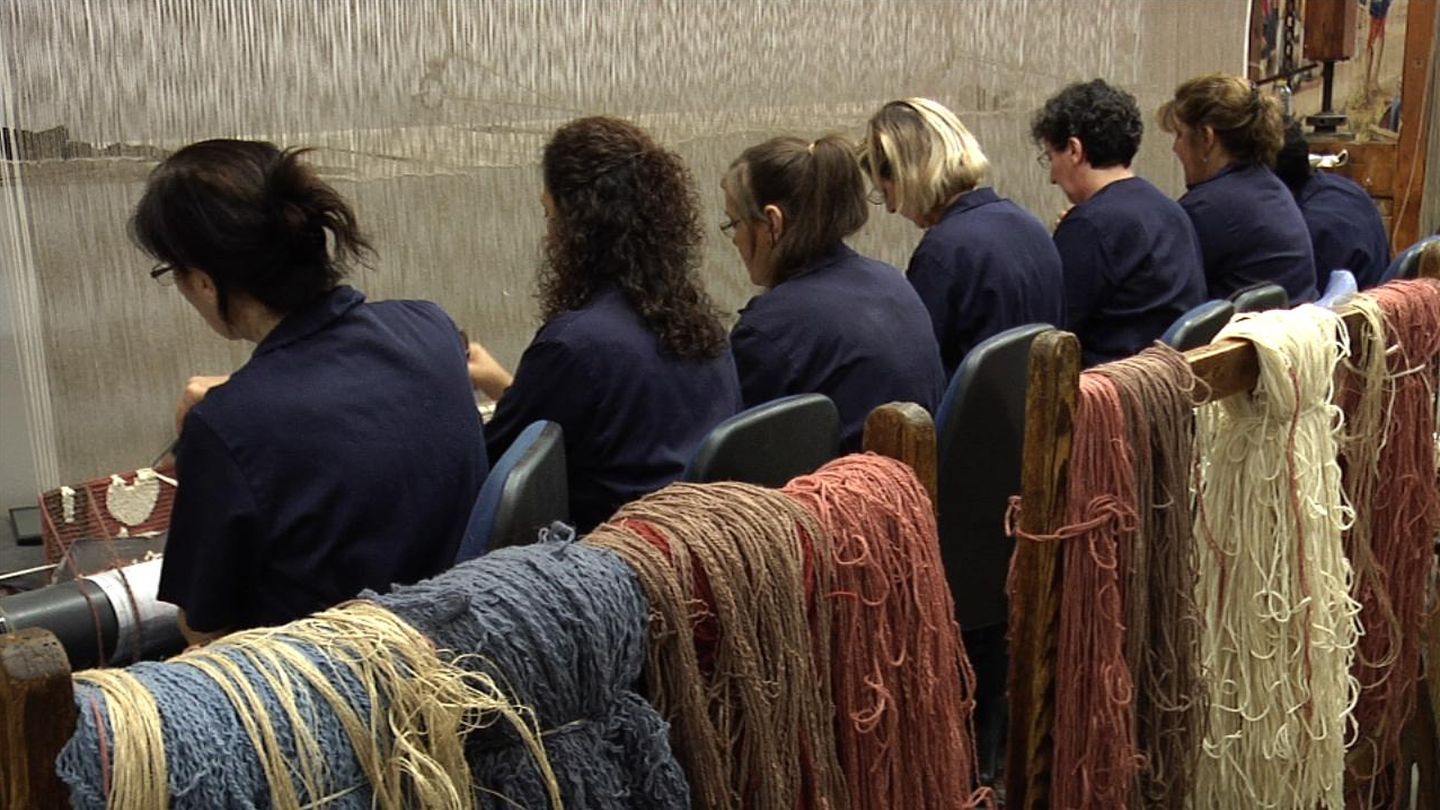 Tejedoras de la Real Fábrica de Tapices haciendo una alfombra encargada por Michael Smith (I.G.)