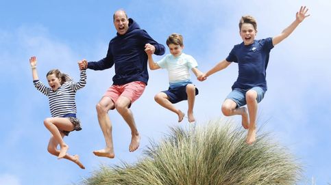 La inesperada y divertida foto de George, Charlotte y Louis saltando en la playa con su padre y el cariñoso mensaje de Kate Middleton por su cumpleaños