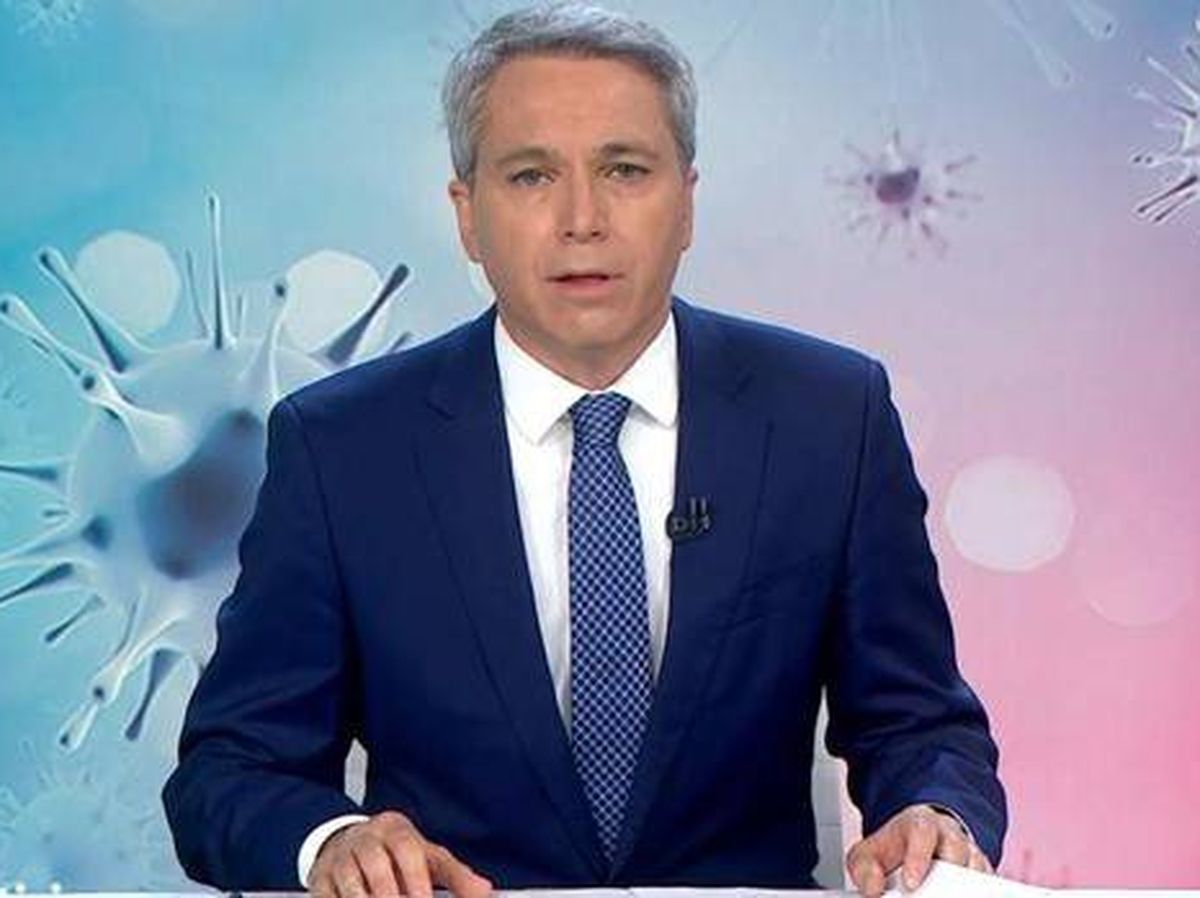Foto: Vicente Vallés, en 'Antena 3 noticias'. (Atresmedia)