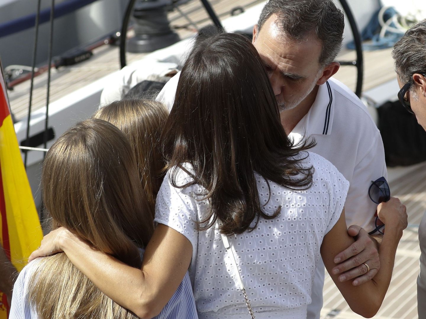 El rey Felipe besa la reina Letizia en presencia de sus hijas.(EFE)