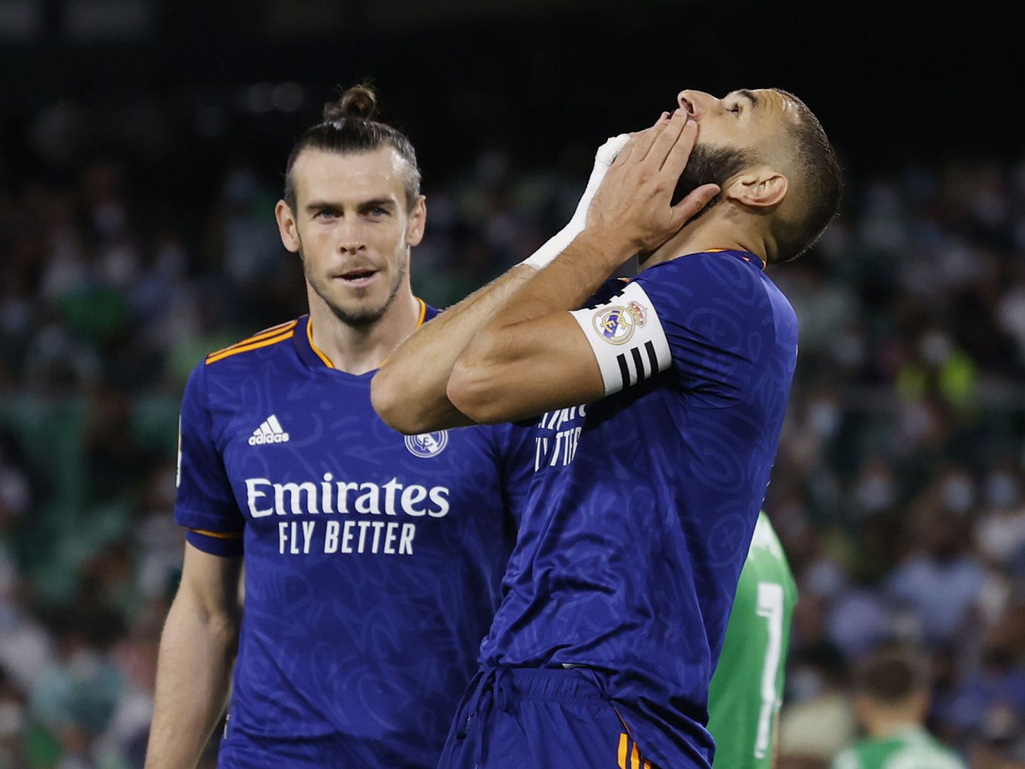 Bale mira a Benzema durante un partido del Real Madrid