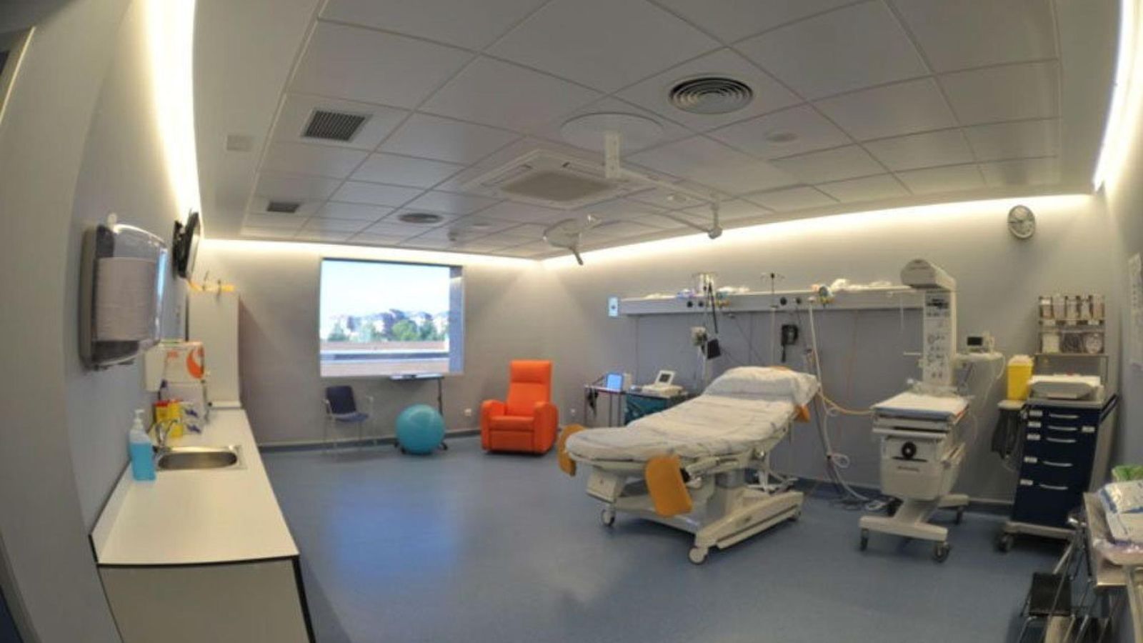 Foto:  Fotografía facilitada por la Comunidad de Madrid de una de las salas de parto del Hospital Universitario Príncipe de Asturias. (EFE)