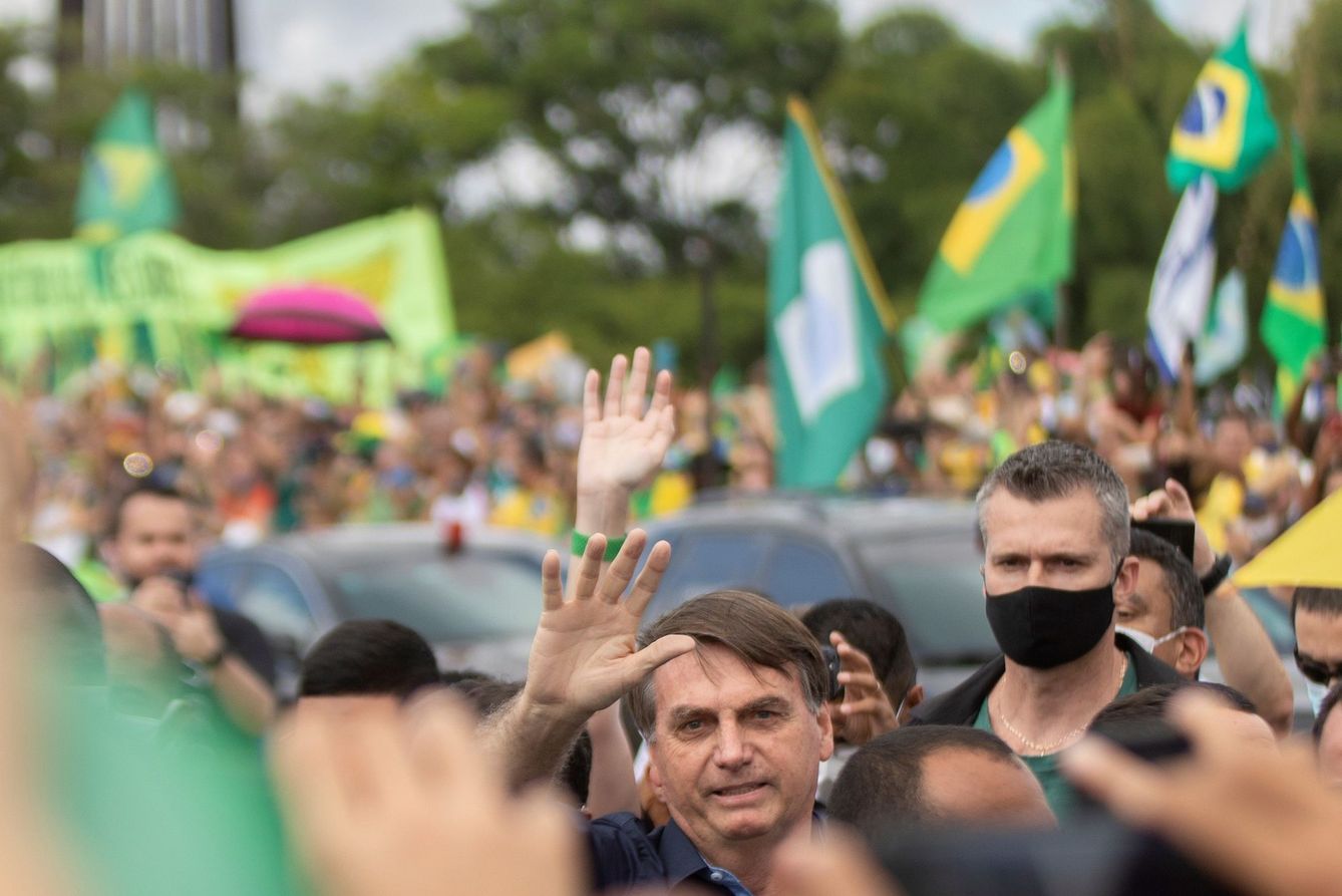 El presidente de Brasil, Jair Bolsonaro, se reúne con simpatizantes este domingo, en Brasilia (Brasil). (EFE)