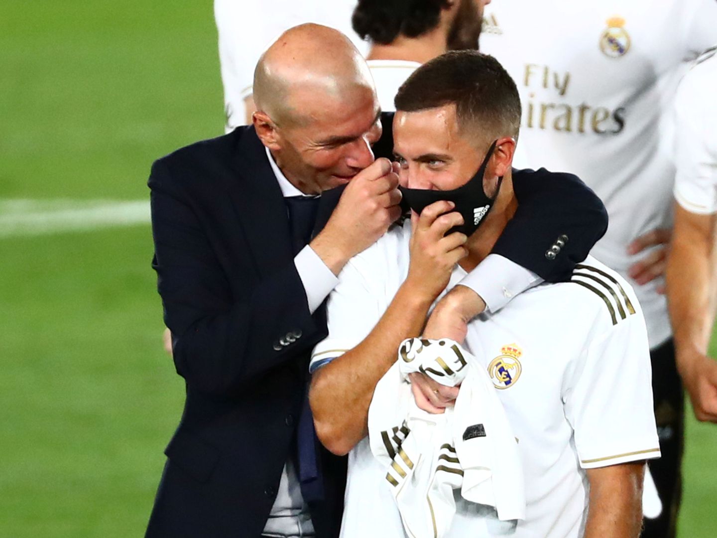 Zidane abraza a Eden Hazard. (Efe)