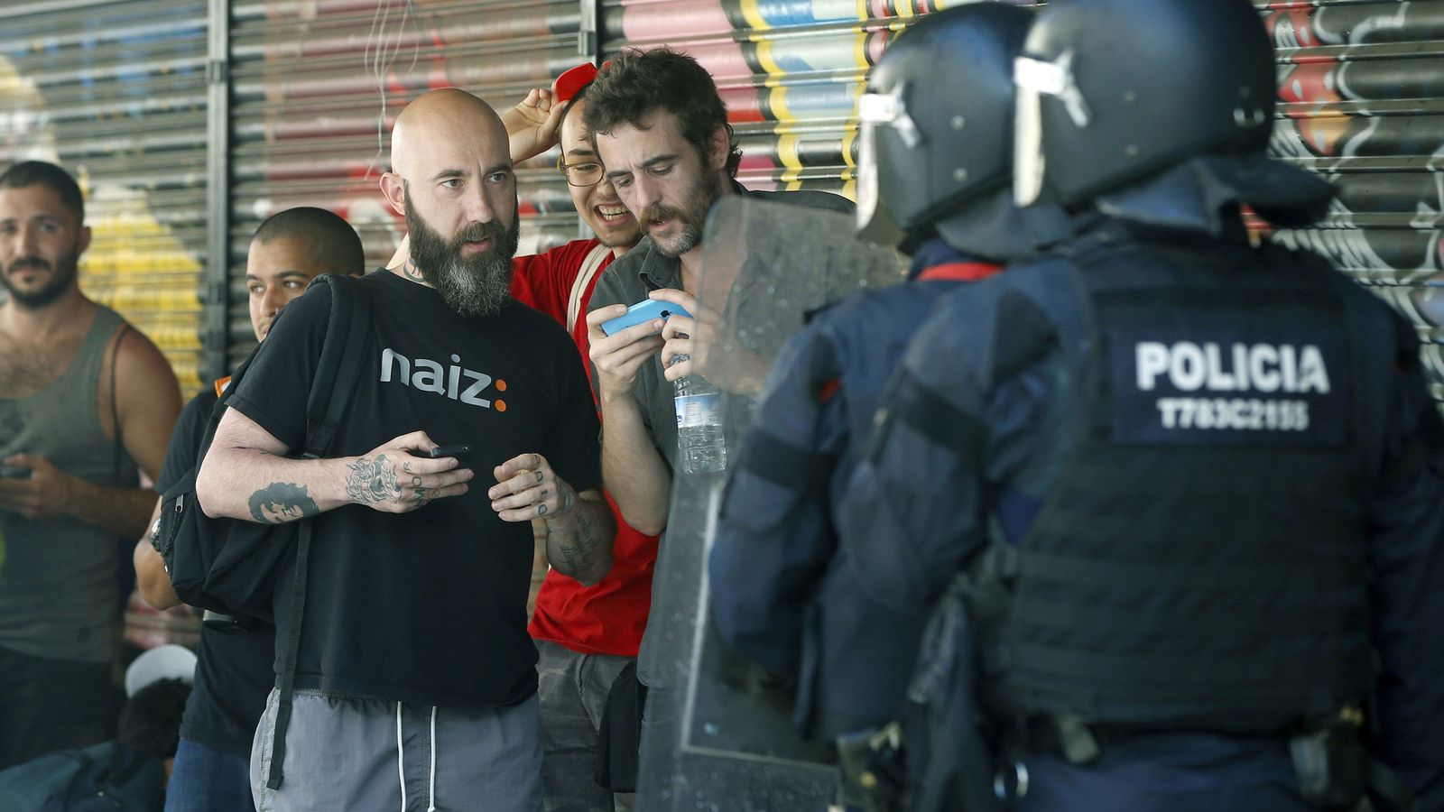 Foto: El concejal de la CUP en el Ayuntamiento de Barcelona Josep Garganté, ante los antidisturbios de los Mossos d'Esquadra. (EFE)