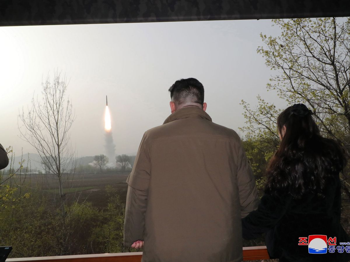 Foto: El líder coreano Kim Jong-Un junto a su hija en el momento del lanzamiento. (Reuters)