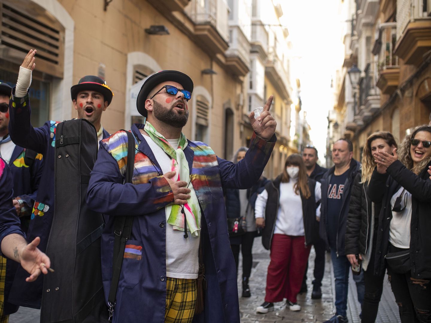 Actuación de una agrupación callejera el pasado febrero en Cádiz. (EFE/Román Ríos)