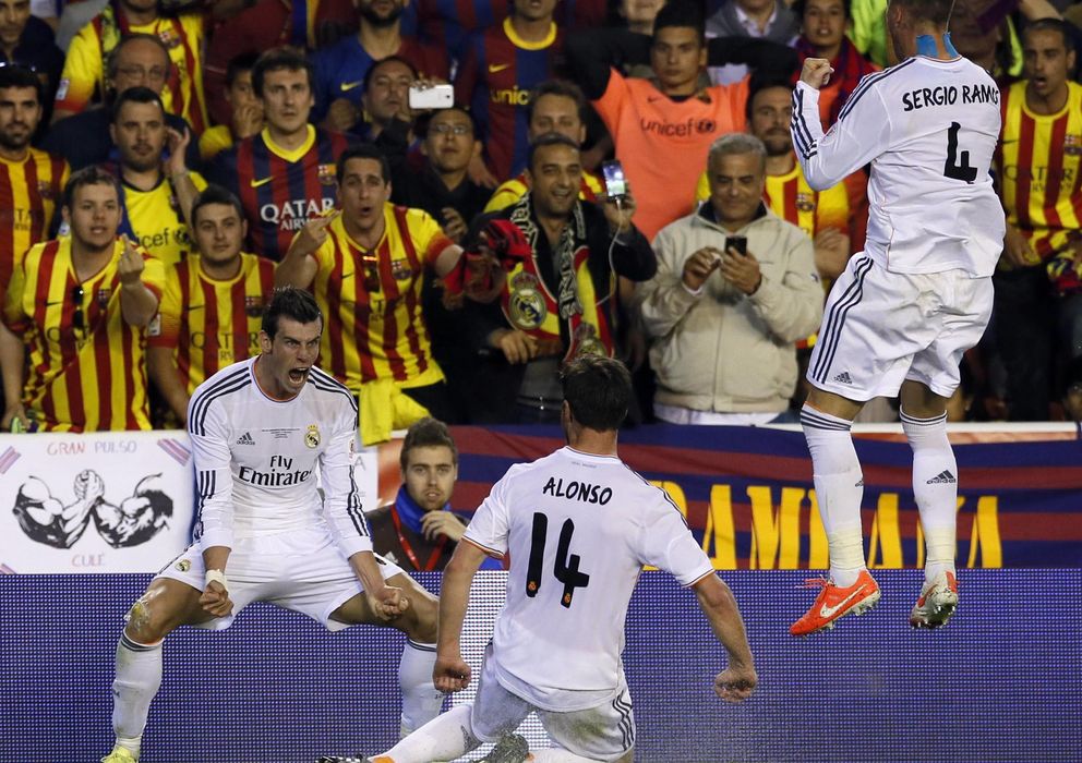 Foto: Alonso corre a celebrar el tanto del triunfo con Bale (Reuters).