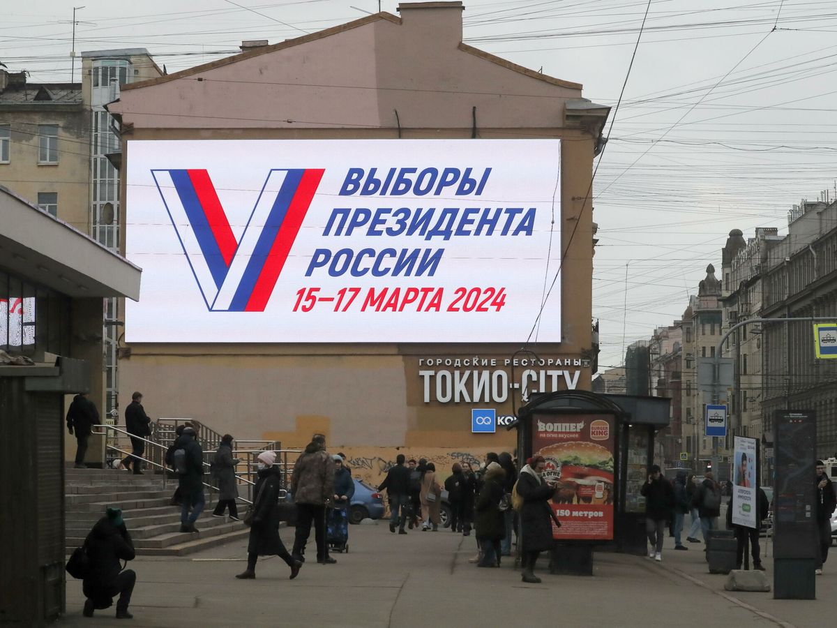 Foto: Una enorme valla digital anuncia las elecciones presidenciales de 2024 en San Petersburgo, Rusia. (EFE/EPA/Anatoly Maltsev)
