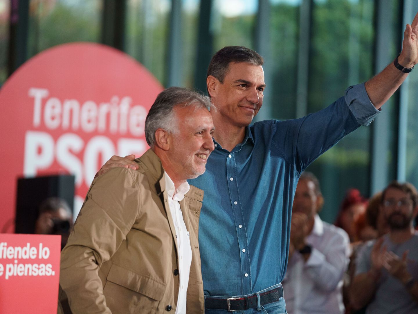 El presidente del Gobierno de España, Pedro Sánchez, junto al entonces candidato a la reelección a la presidencia de Canarias, Ángel Víctor Torres. (EFE/Ramón de la Rocha)
