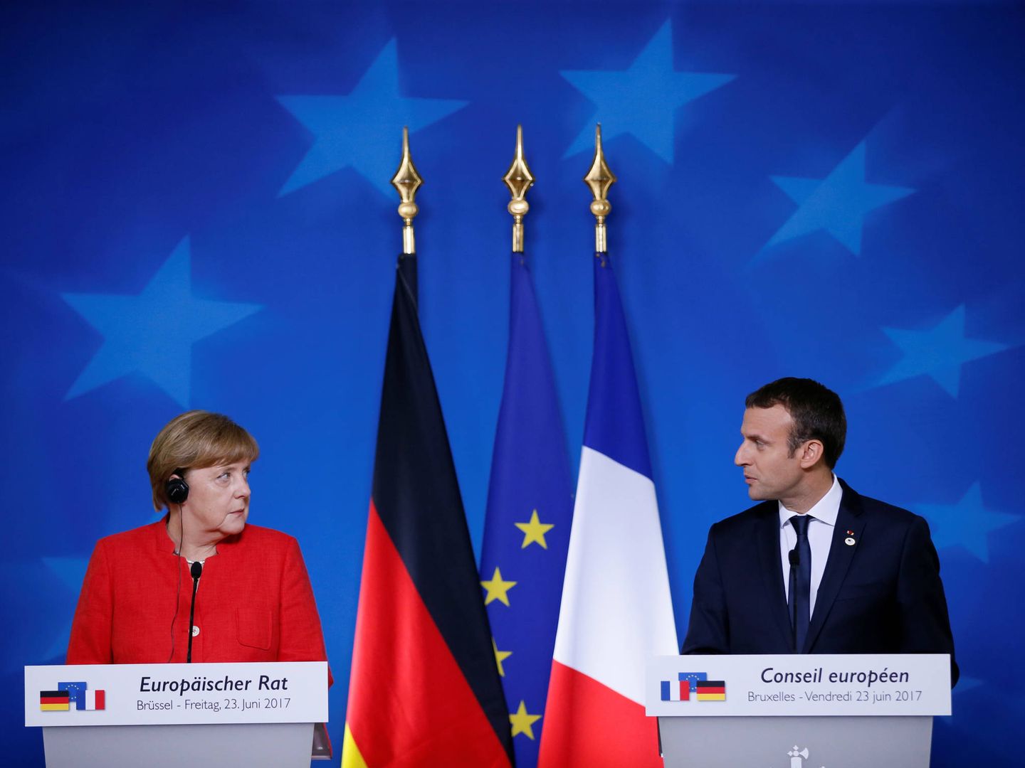 Angela Merkel junto Emmanuel Macron durante una rueda de prensa en Bruselas. (Efe).