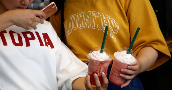 Foto: Dos mujeres fotografían sus bebidas en un Starbucks de Tokyo (Reuters)