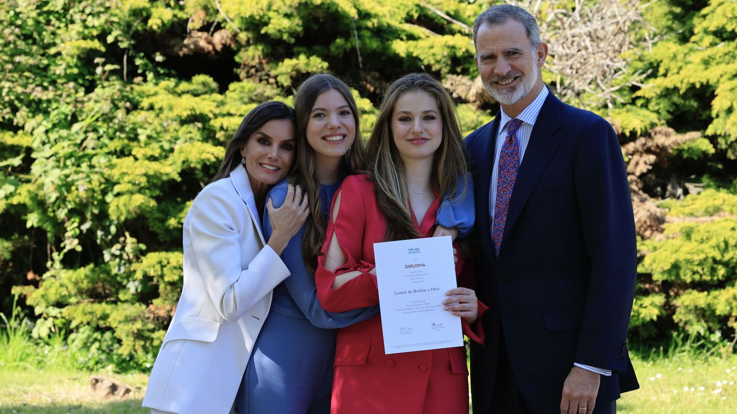 Los reyes Felipe y Letizia posan junto a sus hijas al finalizar el acto de graduación de la Princesa de Asturias. (EFE)