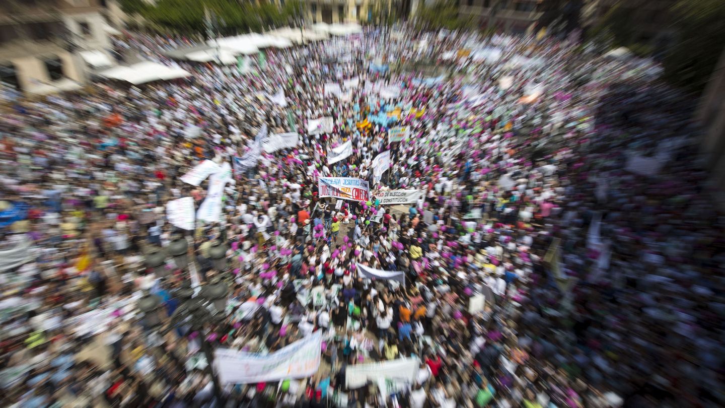 Miles de personas se manifiestan en favor de la educación concertada en Valencia el pasado domingo. (EFE)