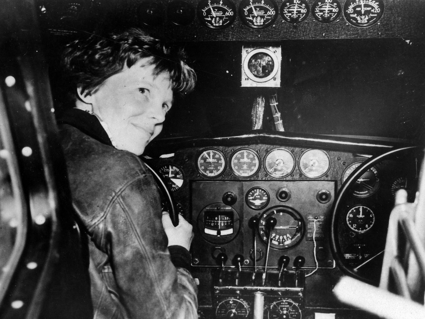 Amelia Earhart durante un despegue en Nueva Guinea allá por 1932. (Foto: EFE)