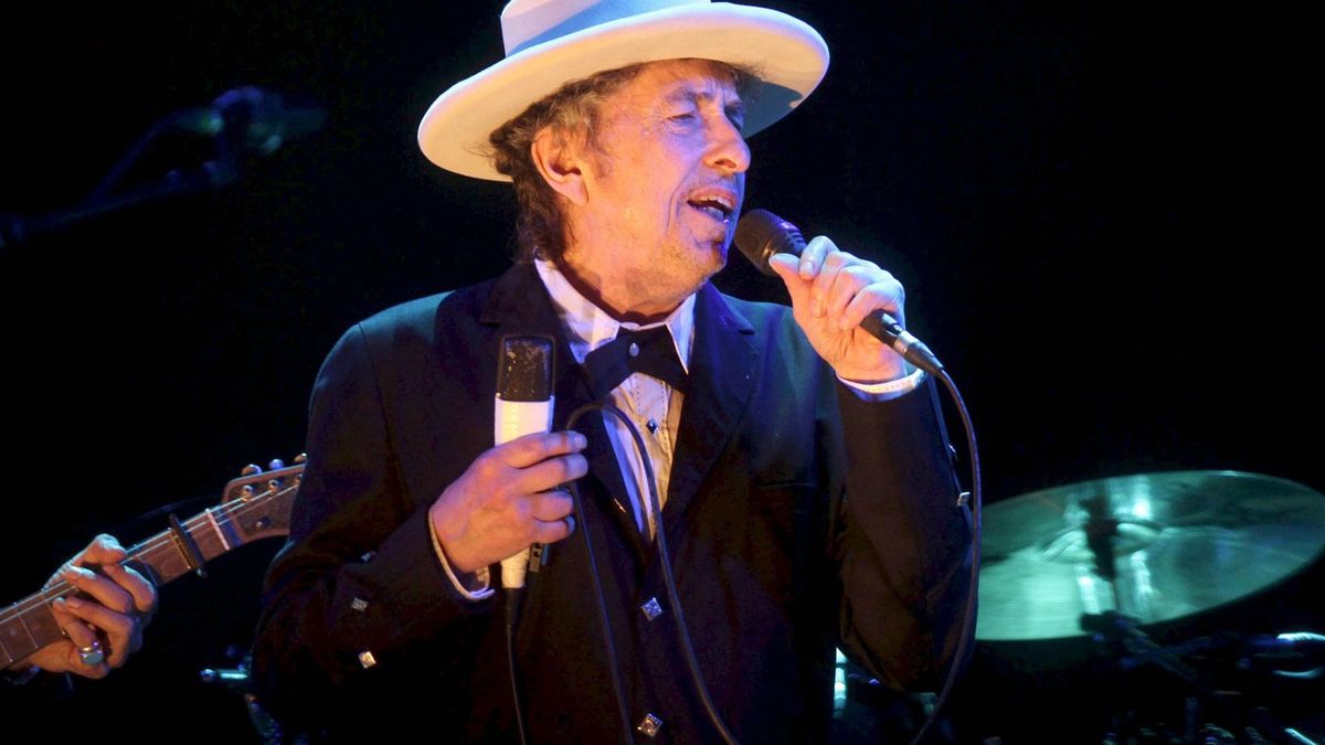 Sin cámaras ni ceremonia: Bob Dylan por fin recoge su Nobel de Literatura