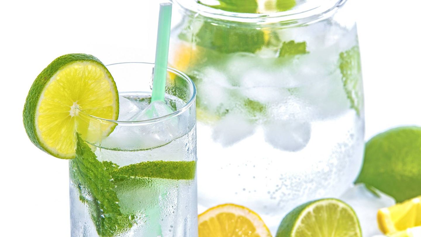 La hidratación que se consigue con el agua con limón es muy beneficiosa.