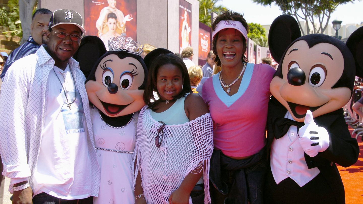  Whitney Houston, Bobby Brown y Bobbi Kristina Brown, en Disneylandia en 2004. (Getty)