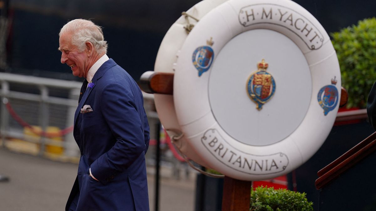 Carlos III vuelve a subirse al barco Britannia, la que fue su residencia en el mar