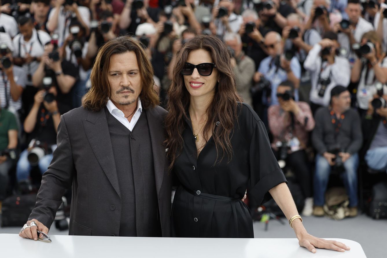 El actor Johnny Depp, con la directora y actriz Maïwenn en la presentación de 'Jeanne du Barry'. (EFE/EPA/Sebastien Nogier)
