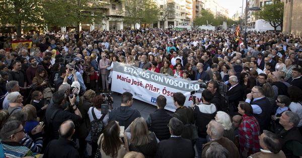 Foto: Cientos de personas salieron el martes a las calles de Pamplona para apoyar a los guardias civiles agredidos. (EFE)