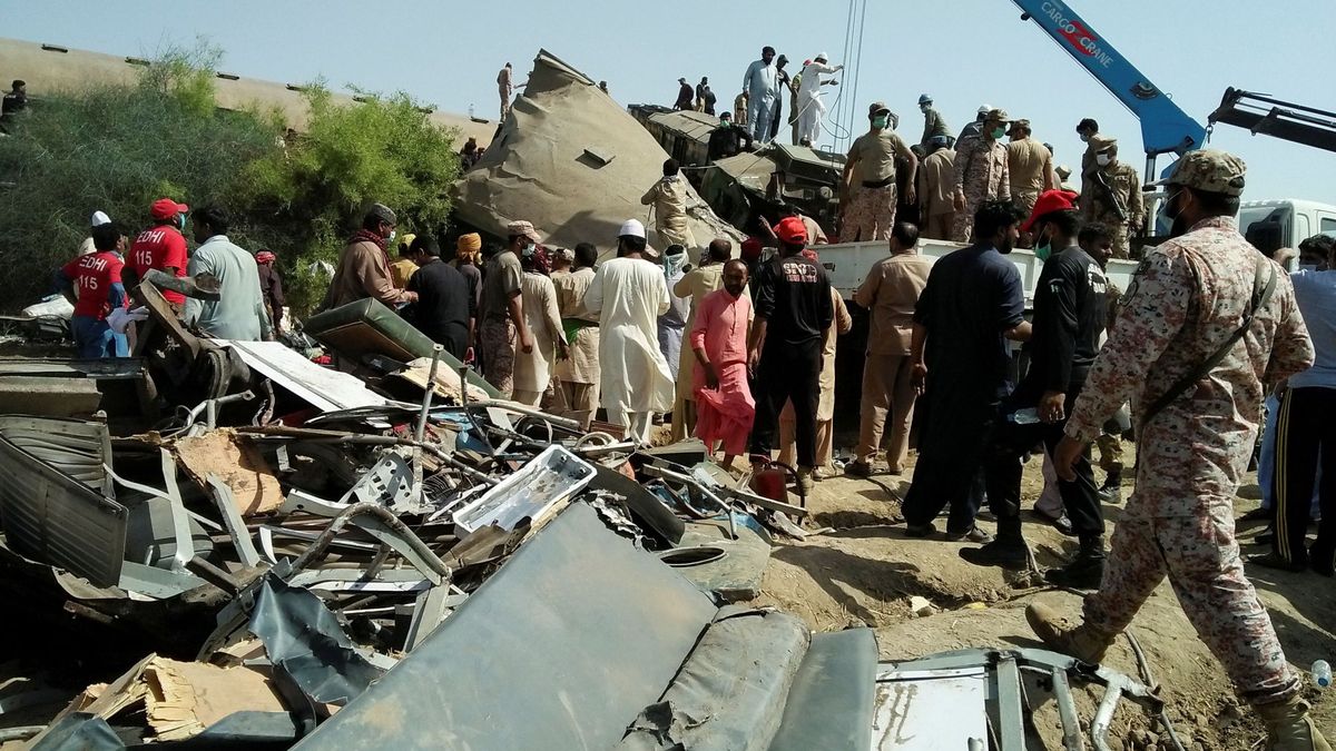 Mueren 35 personas en la colisión de dos trenes en Pakistán y unas 50 siguen atrapadas